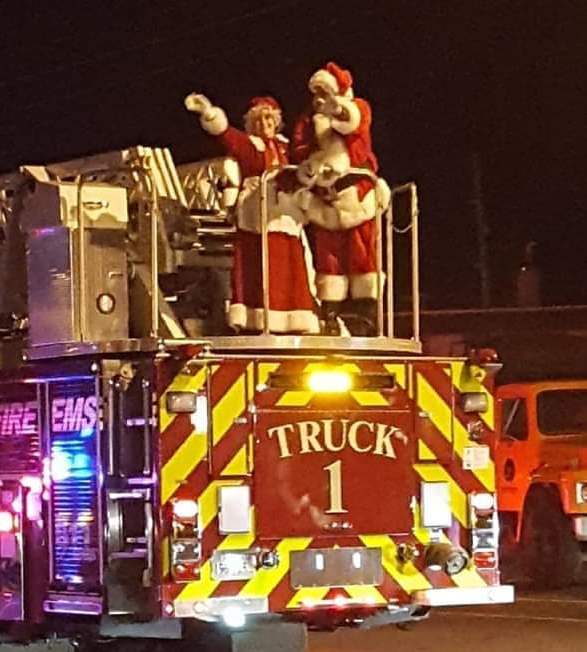 Salem Santa and Mrs Claus on Engine #1